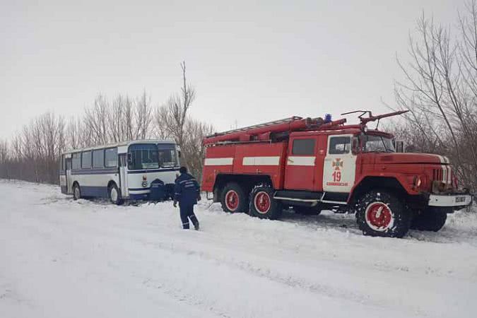 На Херсонщині у снігові пастки і «швидкі» потрапляють