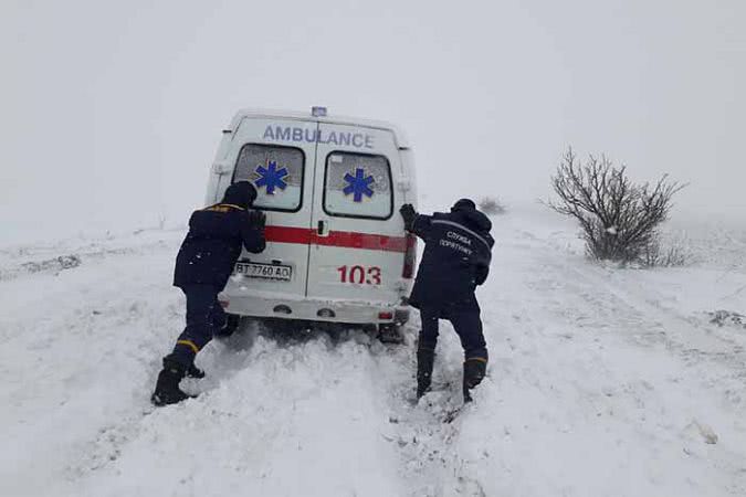 На Херсонщині у снігові пастки і «швидкі» потрапляють