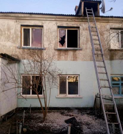 Голопристанські вогнеборці ліквідували пожежу у двоповерховому будинку