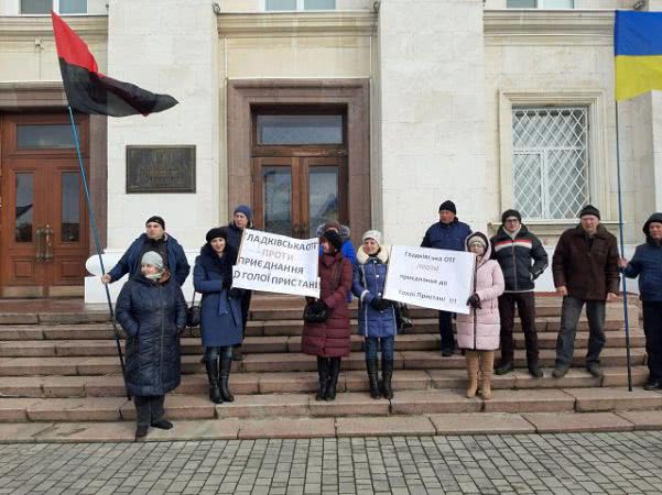 Жители Гладковки протестовали возле ОГА против присоединения к Голой Пристани