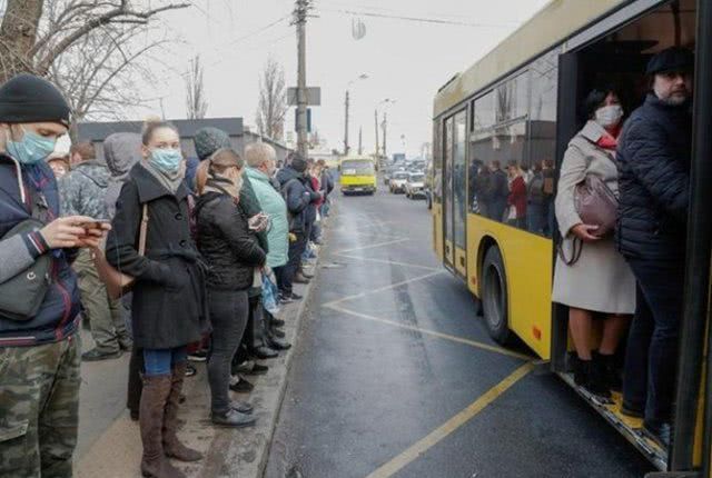 Карантин в Украине: Кабмин разрешил общественному транспорту возить больше пассажиров