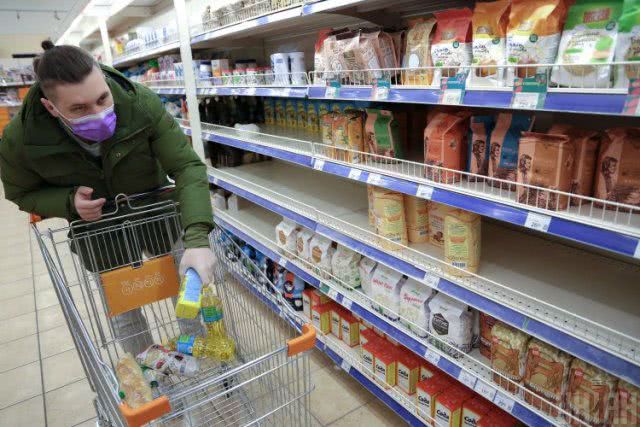 В Украине больным коронавирусом разрешили выходить в аптеки и магазины