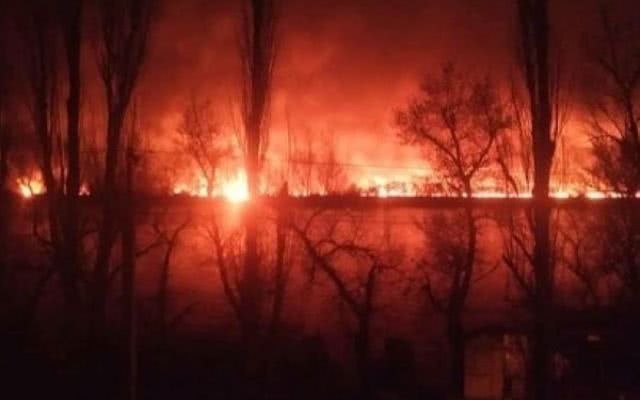 В херсонских плавнях снова бушует огонь