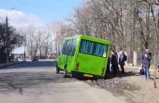 В Херсоне под асфальт провалилась маршрутка