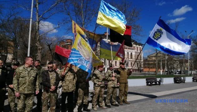 Шествие и молебен: в Херсоне отметили День добровольца