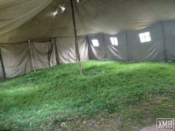 В Херсоне в палатке для больных коронавирусом растет трава