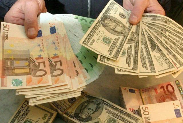 Доллар и евро дешевеют: сколько стоит валюта в Украине