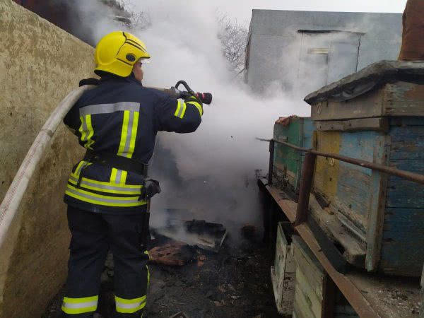 В Іванівці через необережне випалювання сміття виникла пожежа у приватному домогосподарстві