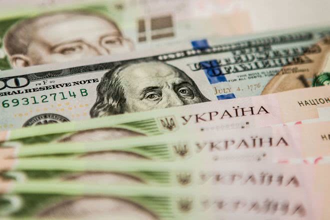 В конце марта украинцы прекратили панику и перестали снимать деньги со счетов