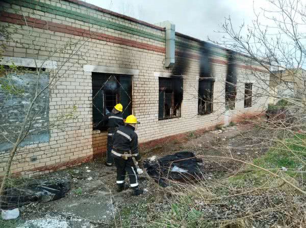 Каховські вогнеборці ліквідували загоряння в покинутій будівлі