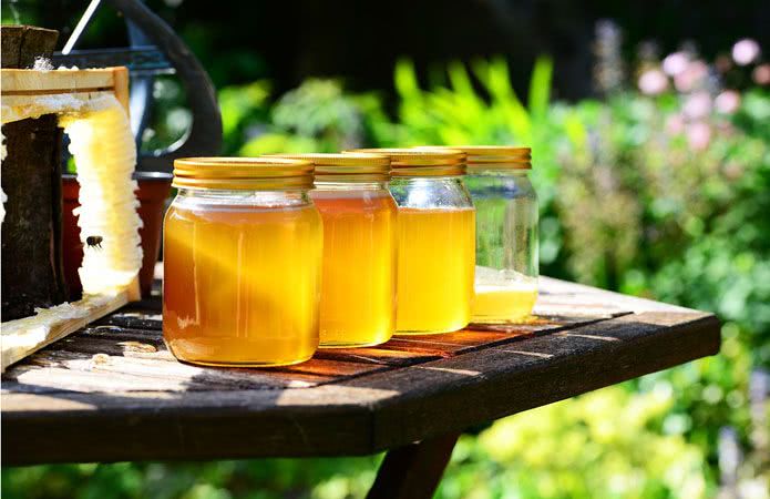 Херсонские пчеловоды доставляют мед пенсионерам
