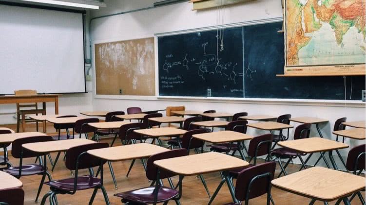 МВФ получил от Украины обязательство закрыть часть школ и уволить "лишних" учителей