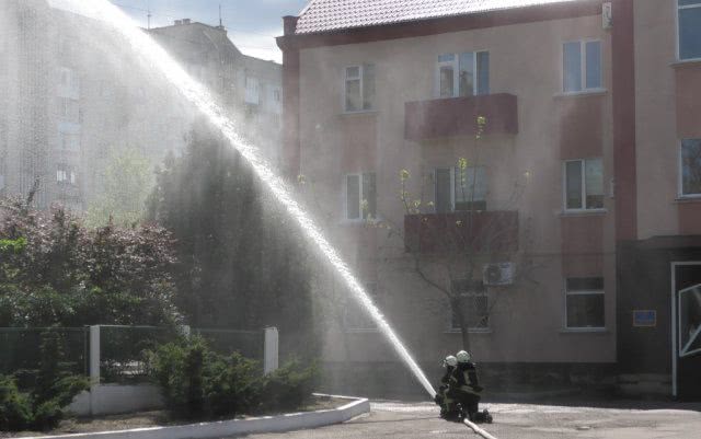 Херсонские спасатели испытали новые пожарные гидранты