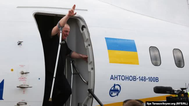 Эдем Бекиров после возвращения на материковую Украину в рамках большого обмена, Киев, 7 сентября 2019 года