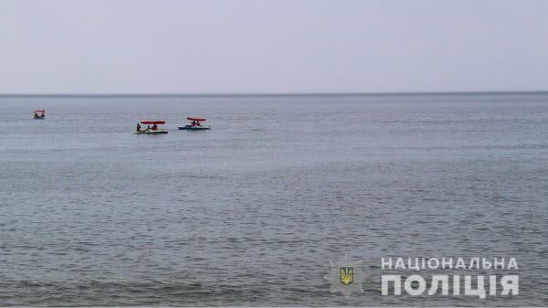 Поліцейські встановлюють обставини загибелі в морі у с.Залізний Порт 3-річної дівчинки