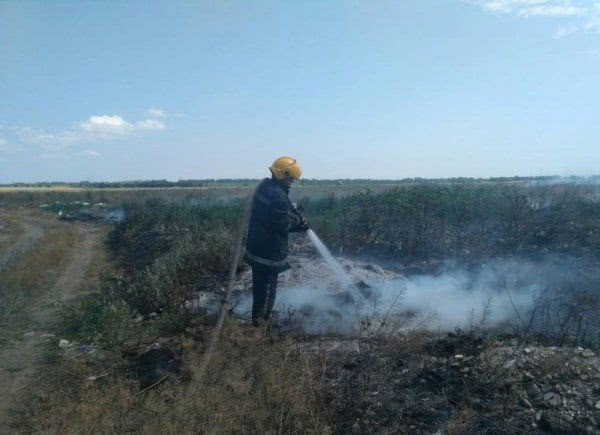 Каховські вогнеборці ліквідували пожежу на відкритій території біля поля із зерновими