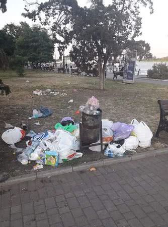 Херсонці обурені тим, що місто завалене сміттям