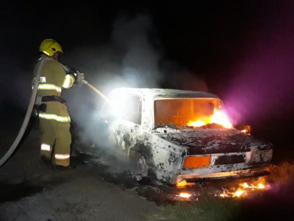 Скадовські рятувальники гасили палаючий автомобіль