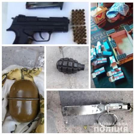 Поліцейські вилучили понад 500 набоїв, зброю та вибухові речовини у чотирьох жителів Херсонщини