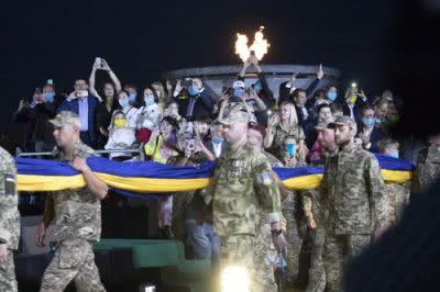 У Києві підняли найбільший прапор України