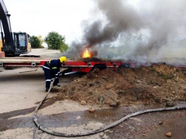 Бериславські вогнеборці приборкали загорання автомобільного тралу