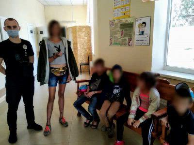 У Скадовську ювенальні поліцейські спільно зі службою у справах дітей вилучили з двох родин 5 дітей через недогляд