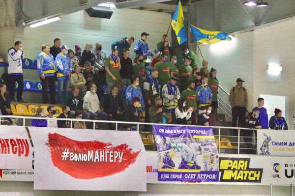 "Волю Мангеру" - болельщики херсонского хоккейного клуба выступили в поддержку его Президента