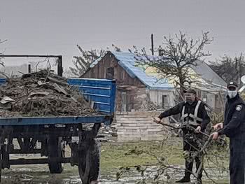 Буревій у Великій Олександрівці: дільничні поліцейські продовжують допомагати жителям усувати наслідки негоди