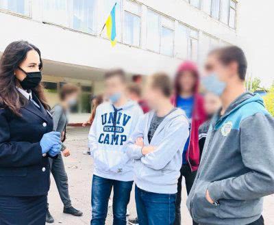 Ювенальні поліцейські передали захисні маски для учнів одного з навчальних закладів міста Олешки