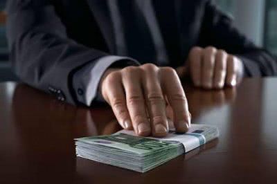 Жителю Херсонщини шахраї обміняли 140 тисяч грн та 9 тисяч доларів на сувенірні банкноти