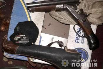 На Херсонщині поліцейські попередили незаконний продаж зброї та боєприпасів раніше судимим