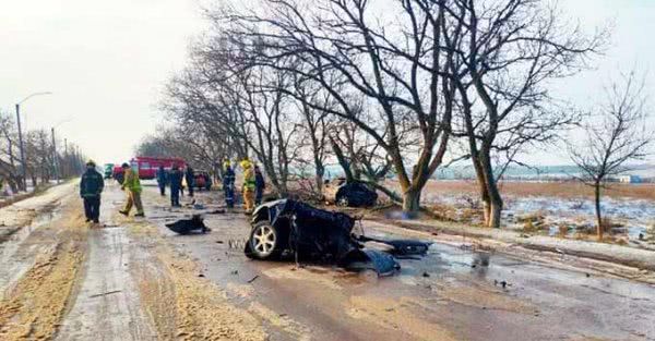 Жахливе ДТП на Бериславщині: легковик розірвало навпіл, двоє загиблих