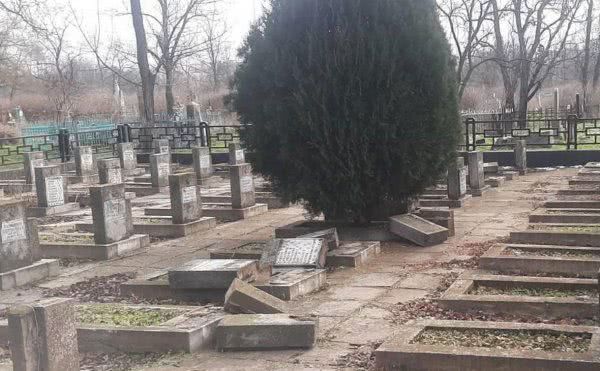 В РФ завели дело о надругательстве над братской могилой в Херсоне