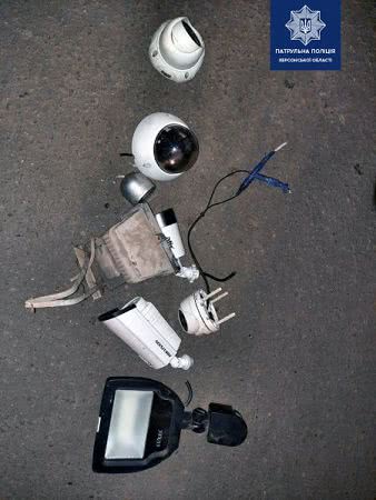 Херсонские патрульные «на горячем» задержали похитителя камер видеонаблюдения