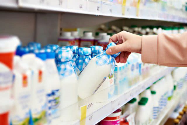 Молоко на прилавках подорожает: Зеленский одобрил новации по НДС для аграриев