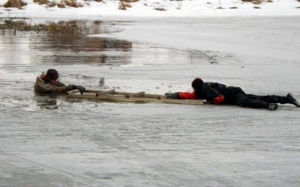 На Херсонщине под лед провалились двое мужчин: спасти удалось только одного