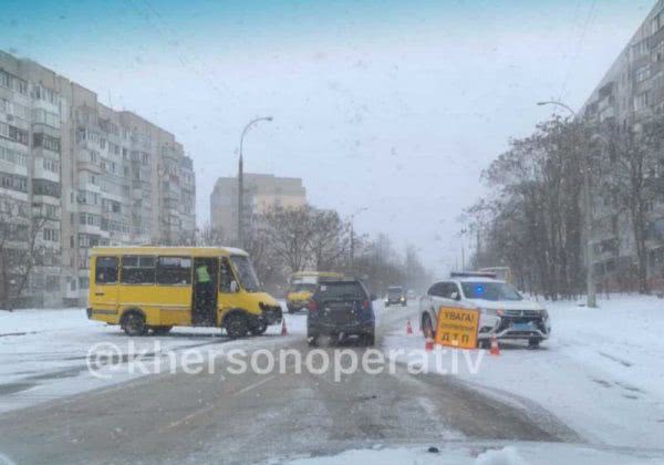 В Херсоне автомобиль полиции столкнулся с маршрутным такси