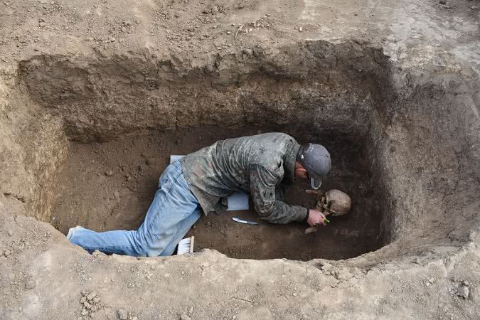 Археологические раскопки курганов на Арабатской Стрелке