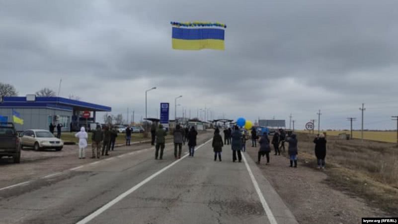 Активисты запустили с админгрницы  флаг Украины с посланиями для жителей Крыма
