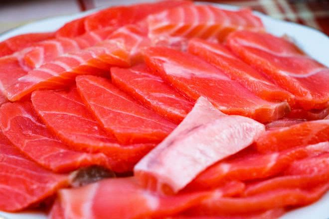 Импорт красной рыбы подскочил в два раза: откуда украинцам везут форель и лосося