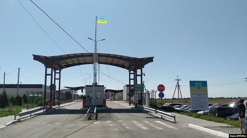 На КПВВ «Каланчак» мужчина попытался пройти админграницу за взятку – украинские пограничники