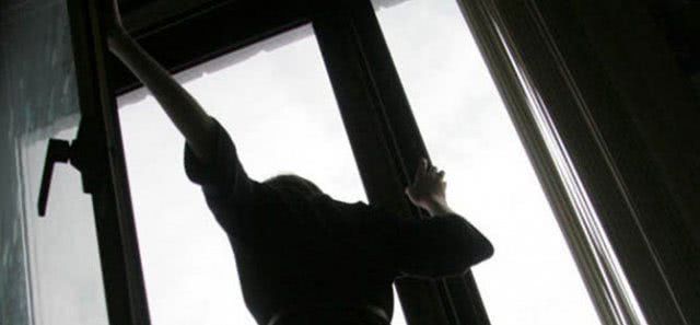 В Новой Каховке 36-летняя женщина выпала из окна многоэтажки