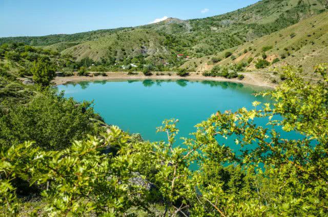 В оккупированном Крыму обмелело изумрудное горное озеро