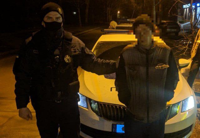 В Херсоне Нацгвардейцы передали полиции молодого человека с наркотиками