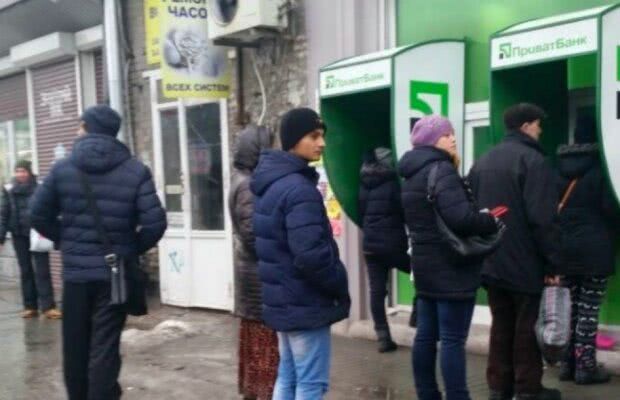 "ПриватБанк" взялся за валюту украинцев, вместо зеленых отдают бумажки: "Вся в пятнах...".