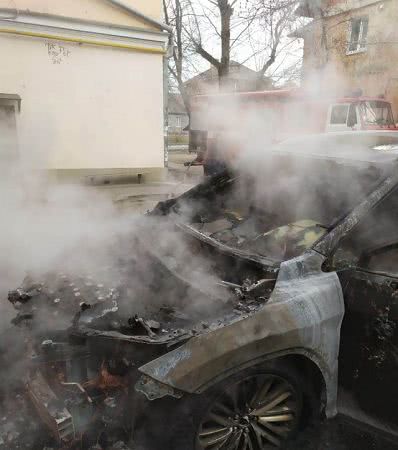 В центре Херсона пожарные ликвидировали пожар легкового автомобиля