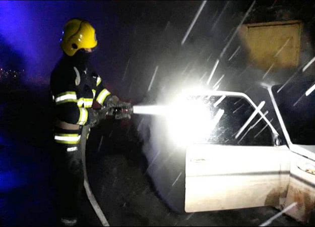 В Скадовске спасатели потушили горящий автомобиль