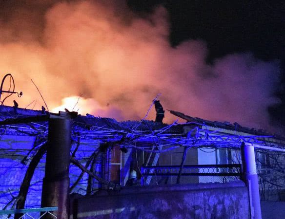 В Голой Пристани спасатели несколько часов тушили пожар в частном жилом доме