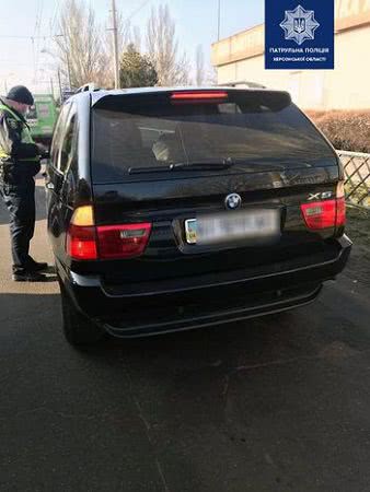 Патрульні зупинили сумнівний автомобіль BMW X5 у Херсоні