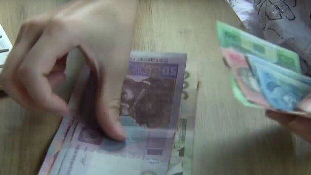 Счета украинцев-должников под угрозой, деньги заберут без вопросов: кого это коснется